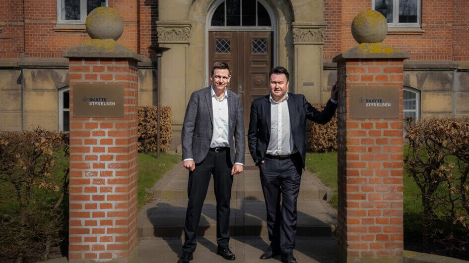 Skatteminister Rasmus Stoklund og folketingsmedlem Anders Kronborg foran Skattestyrelsens afdeling på det tidligere Skt. Josefs Hospital i Nørregade i Esbjerg. Foto: Martin Kubert.