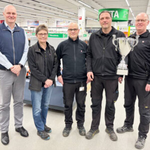 Personalet hos Lemwigh-Müller i Esbjerg med pokalen som det synlige bevis på den fine titel. Pressefoto.