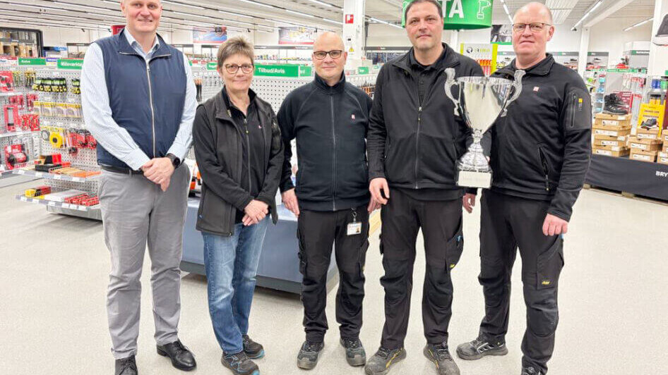 Personalet hos Lemwigh-Müller i Esbjerg med pokalen som det synlige bevis på den fine titel. Pressefoto.