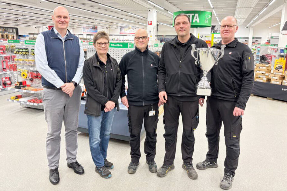 Personalet hos Lemwigh-Müller i Esbjerg med pokalen som det synlige bevis på den fine titel. Pressefoto.
