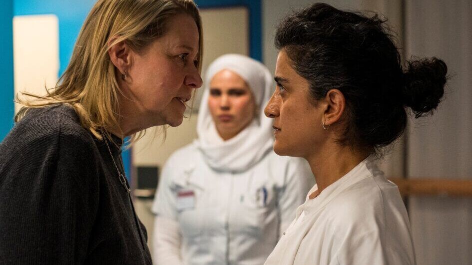 Trine Dyrholm (tv) og Özlem Sağlanmak. Foto: Per Arnesen.