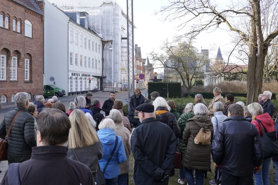 Pænt fremmøde i pænt vejr til ferniseringen fredag klokken 14 i Heerups Have. Foto: Fjodor Pedersen.