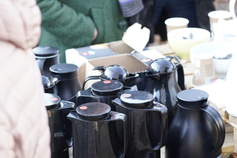 Ferniseringen foregik ikke på rådhuset, men der var alligevel masser af kaffe - og endda snaps til gæsterne. Det er vel fredag ... Foto: Fjodor Pedersen.