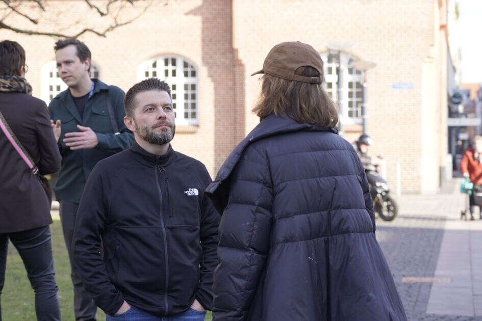 Jakob Lose i samtale med kunstneren. Foto. Fjodor Pedersen.