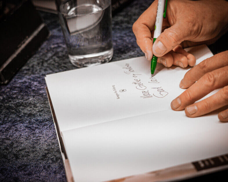 Poul Madsen signerede bøger hos Varmings Boghandel tirsdag den 11. marts. Foto: Fjodor Pedersen.