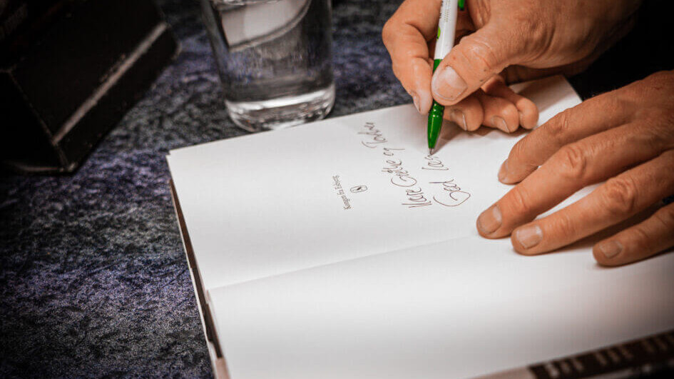 Poul Madsen signerede bøger hos Varmings Boghandel tirsdag den 11. marts. Foto: Fjodor Pedersen.