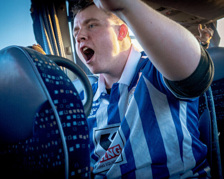 Stemmerne varmes op i bussen. Foto: Fjodor Pedersen.