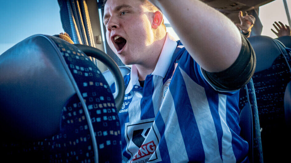 Stemmerne varmes op i bussen. Foto: Fjodor Pedersen.