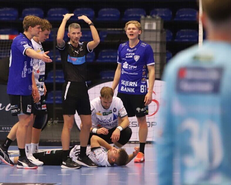 Der var masser af hårde dueller i kampen. Foto: Johnny Tauman.