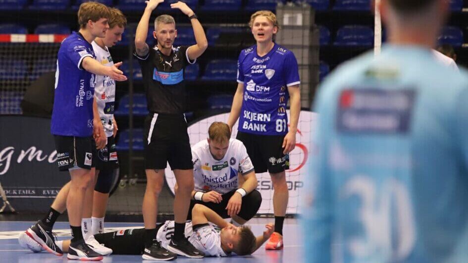 Der var masser af hårde dueller i kampen. Foto: Johnny Tauman.