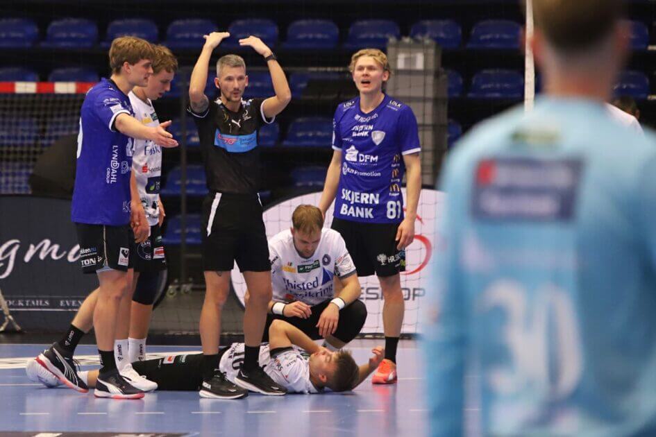 Der var masser af hårde dueller i kampen. Foto: Johnny Tauman.