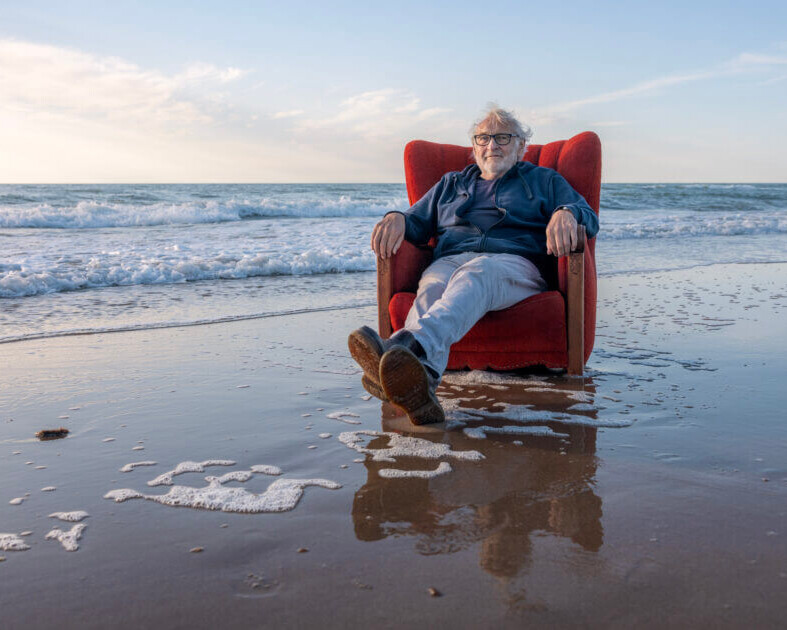 Niels Hausgaard ved Vesterhavet. Pressefoto: Nicolai Møller, Scanpix.