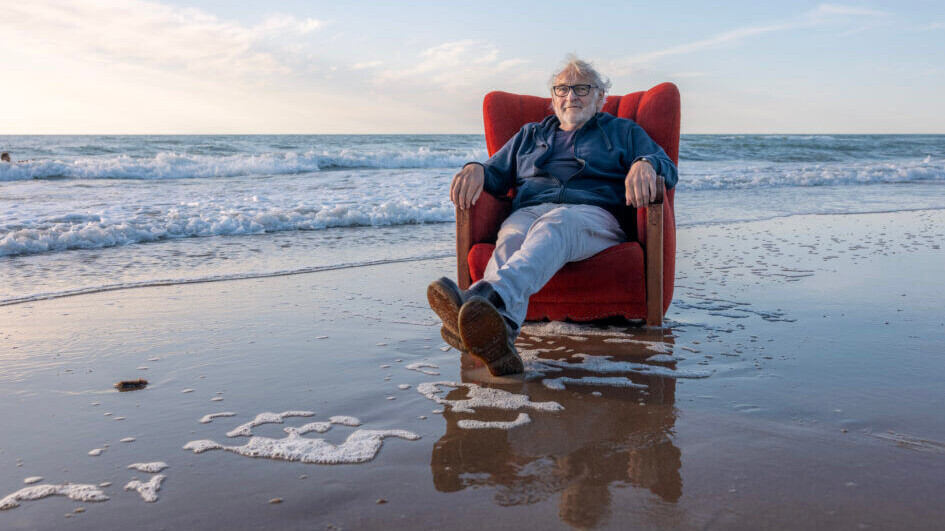 Niels Hausgaard ved Vesterhavet. Pressefoto: Nicolai Møller, Scanpix.