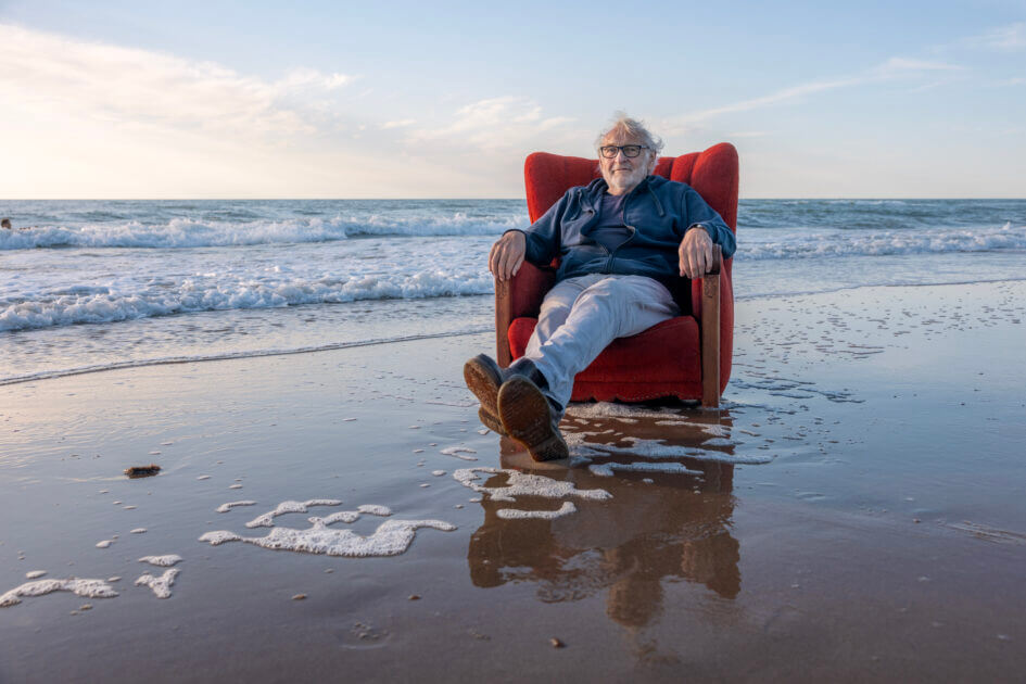 Niels Hausgaard ved Vesterhavet. Pressefoto: Nicolai Møller, Scanpix.