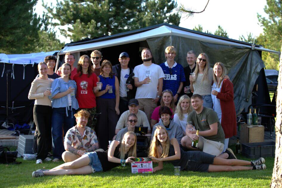 Det meste af filmholdet samlet på en af de to campingpladser i Ribe, hvor de fleste optagelser er foretaget. Privatfoto.