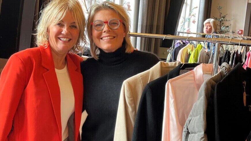 Else Marie Terpager (tv) og Susanne Rosenkrantz havde stand side om side. Førstnævnte solgte sit eget tøj, mens Susanne både solgte sit eget og en del af det tøj, som hun ikke mere har i sin forretning Rokz i Kirkegade. Foto: Lene Lund.
