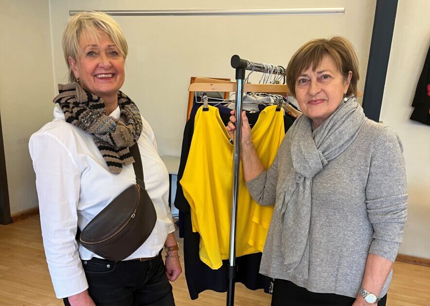 Initiativtagerne til Fashion Flea Market, Susan Dagø (th.) og Dorthe Thimsen kunne fejre ti-års-jubilæum på Esbjerg Vandrerhjem. Foto: Lene Lund.