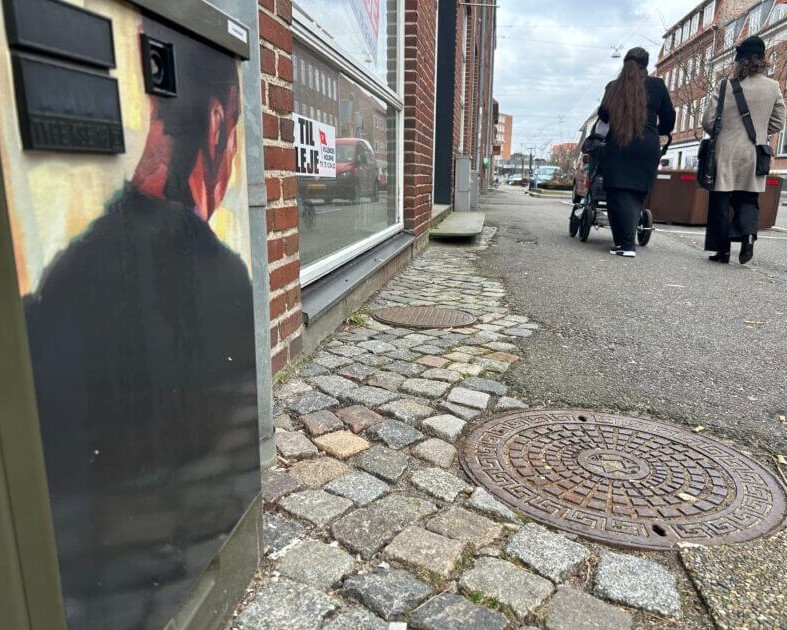 Værkerne er ved at blive monteret på lyskasserne. Her på Strandbystrøget. Privatfoto.
