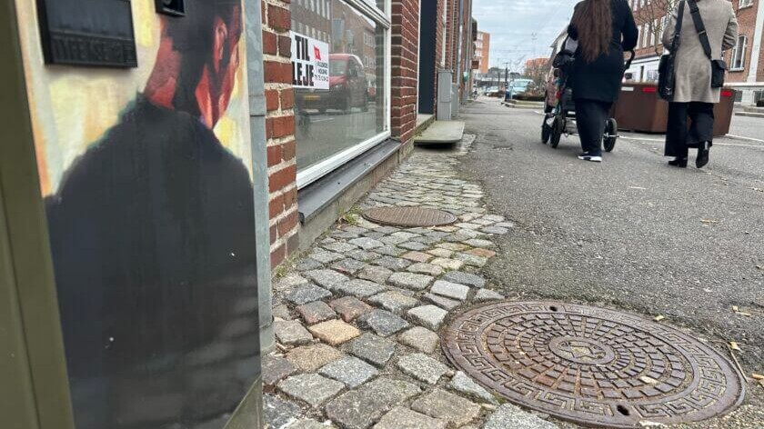 Værkerne er ved at blive monteret på lyskasserne. Her på Strandbystrøget. Privatfoto.