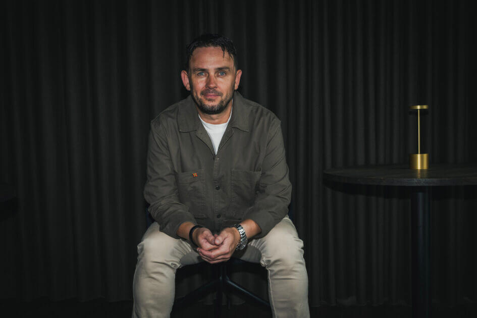 Lars Svendsen voksede op på Bornholm med sin mor og to søskende. Efter en seksårig periode i Esbjerg, hvor han gik i skole, blev konfirmeret, spillede for EfB og mødte sin nuværende kæreste, vendte familien i 1992 tilbage til Bornholm. I Esbjerg blev Lars interesseret i ishockey, en interesse han har holdt ved siden. Siden åbnede han Restaurant Plates i Esbjerg.