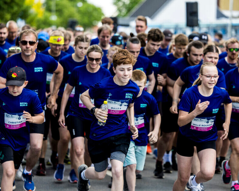 Royal Run er for små og store, og i Ribe varmer byens skoler op til den royale motionsfest med en stor fællestræning. Pressefoto: Lasse Lagoni/Royal Run.