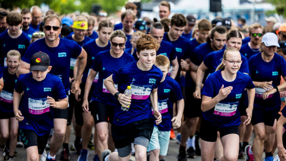 Royal Run er for små og store, og i Ribe varmer byens skoler op til den royale motionsfest med en stor fællestræning. Pressefoto: Lasse Lagoni/Royal Run.