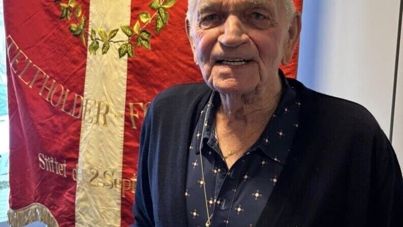 Leif Dahlgaard med Gøglerkorset om halsen. Privatfoto.