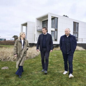 Fra venstre: Marianne Kolenda Kruse, formand for bestyrelsen i Henning G. Kruses Fond, Jens Ringsmose, rektor, og Lars Kruse, investor og iværksætter. Foto: Christer Holte.