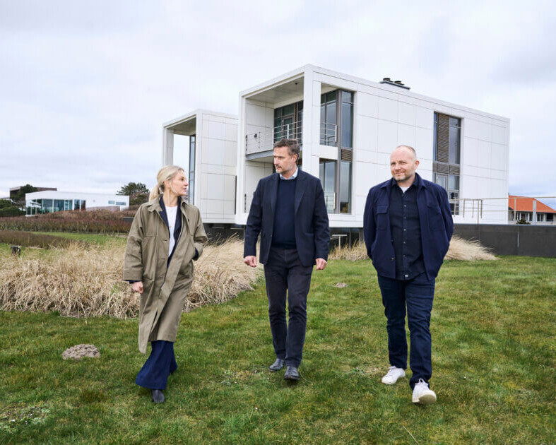 Fra venstre: Marianne Kolenda Kruse, formand for bestyrelsen i Henning G. Kruses Fond, Jens Ringsmose, rektor, og Lars Kruse, investor og iværksætter. Foto: Christer Holte.