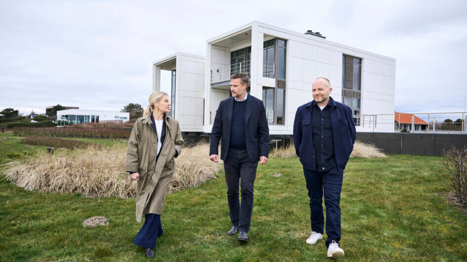 Fra venstre: Marianne Kolenda Kruse, formand for bestyrelsen i Henning G. Kruses Fond, Jens Ringsmose, rektor, og Lars Kruse, investor og iværksætter. Foto: Christer Holte.