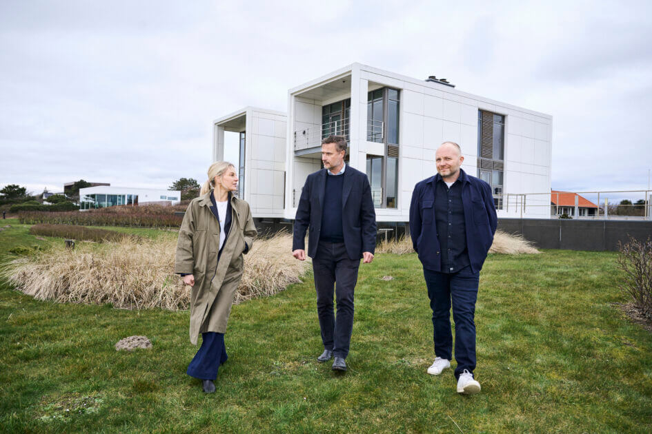 Fra venstre: Marianne Kolenda Kruse, formand for bestyrelsen i Henning G. Kruses Fond, Jens Ringsmose, rektor, og Lars Kruse, investor og iværksætter. Foto: Christer Holte.