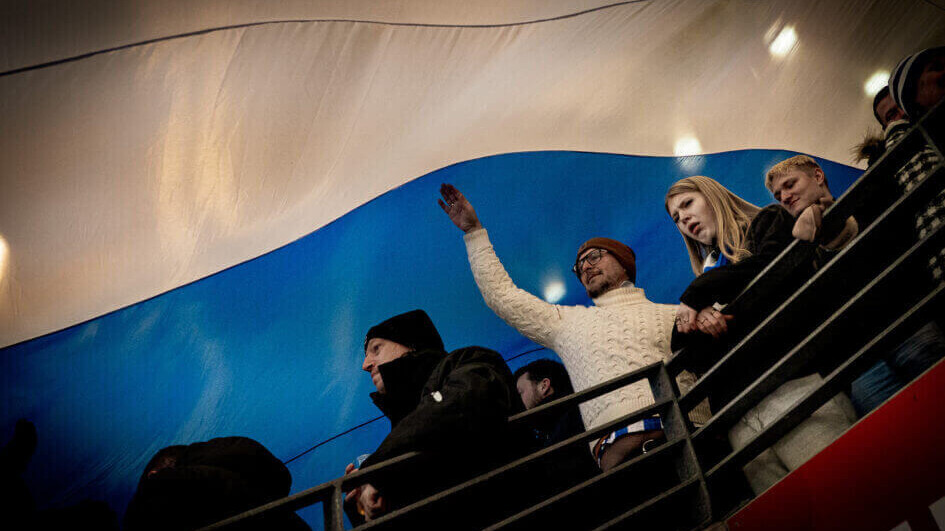 EfB-fans under kæmpe nedrullet tifo over udebaneafsnittet i Horsens. Arkivfoto: Fjodor Pedersen.
