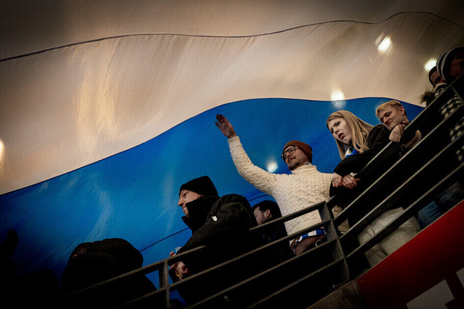 EfB-fans under kæmpe nedrullet tifo over udebaneafsnittet i Horsens. Arkivfoto: Fjodor Pedersen.