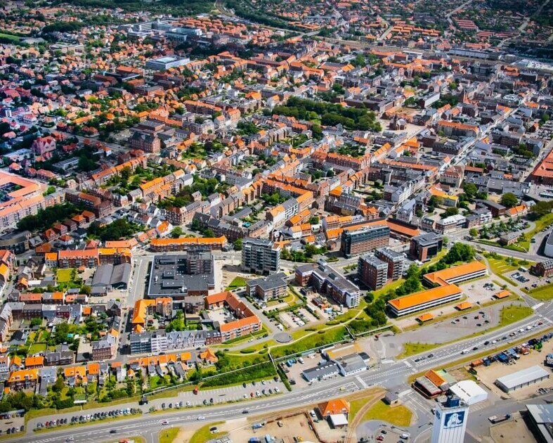 Luftfoto ind over Esbjerg i nordøstlig retning med Adgangsvejen nederst i billedet. Arkivfoto: Esbjerg Kommune.