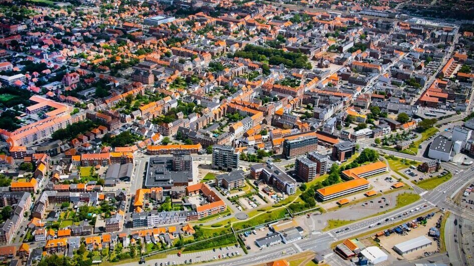 Luftfoto ind over Esbjerg i nordøstlig retning med Adgangsvejen nederst i billedet. Arkivfoto: Esbjerg Kommune.