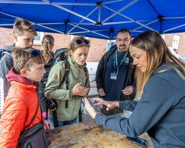 Armbåndspåsætning er en af funktionerne som frivillig på Fantasy Festival. Foto: Esbjerg Kommune.