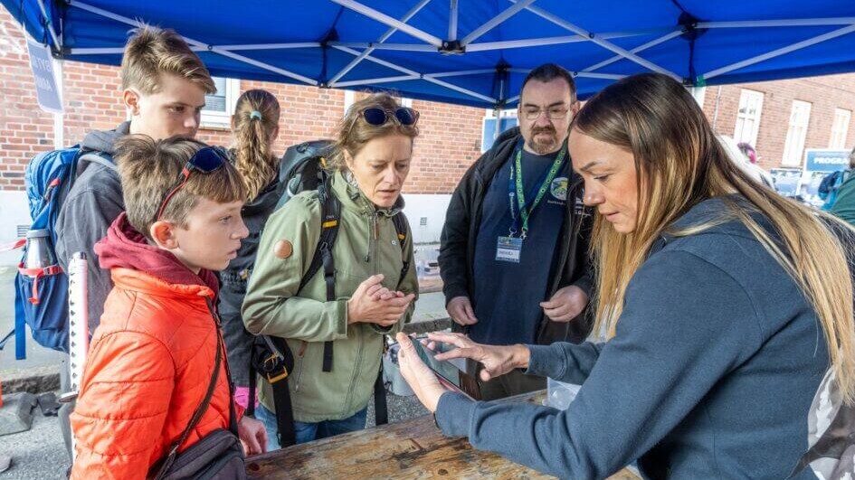 Armbåndspåsætning er en af funktionerne som frivillig på Fantasy Festival. Foto: Esbjerg Kommune.