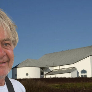Kræn Kristensen foran Hjerting Kirke. Foto: Privat.