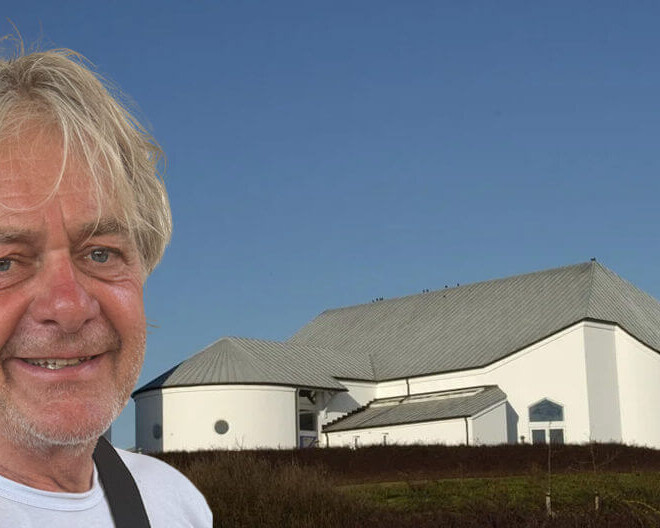 Kræn Kristensen foran Hjerting Kirke. Foto: Privat.