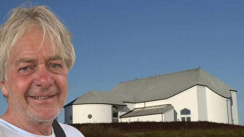 Kræn Kristensen foran Hjerting Kirke. Foto: Privat.