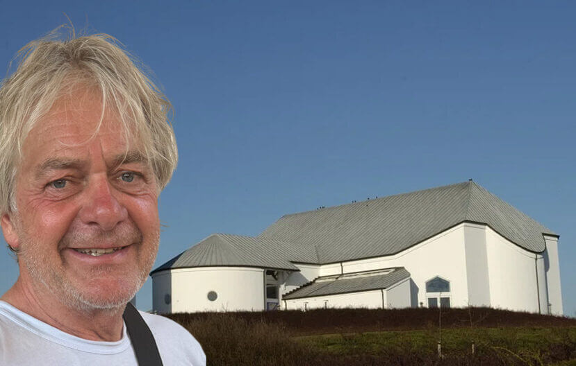 Kræn Kristensen foran Hjerting Kirke. Foto: Privat.