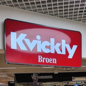 Kvickly-skiltet får kun lov at hænge få uger endnu. Arkivfoto.