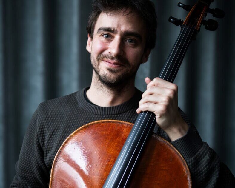 Cellist Pau Codina, Esbjerg Ensemble, med det uvurderlige instrument. Pressefoto.
