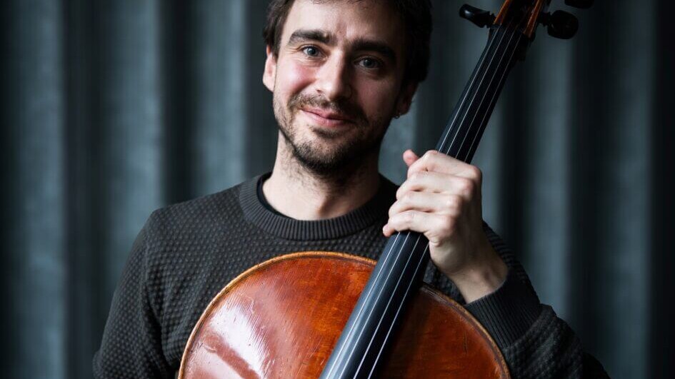 Cellist Pau Codina, Esbjerg Ensemble, med det uvurderlige instrument. Pressefoto.