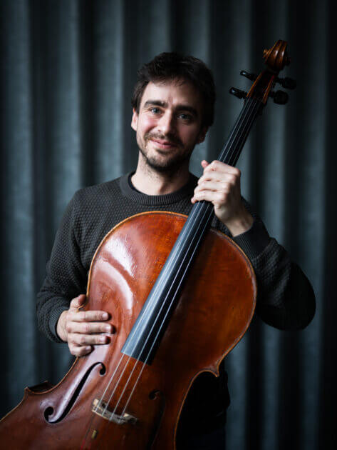 Cellist Pau Codina, Esbjerg Ensemble, med det uvurderlige instrument. Pressefoto.