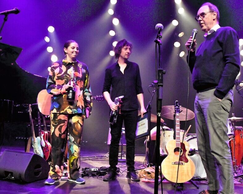 Signe Juhl Jensen og Casper Mikkelsen, da de overraskes på scenen i Musikhuset af Henry Heiberg fra Johan Hoffmann Fonden. Foto: Peter Langwithz Smith.
