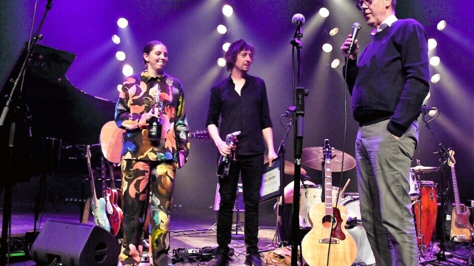 Signe Juhl Jensen og Casper Mikkelsen, da de overraskes på scenen i Musikhuset af Henry Heiberg fra Johan Hoffmann Fonden. Foto: Peter Langwithz Smith.