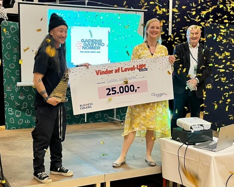 Gadegastronom og prismodtager Jan Choe Nielsen, leder af Riggen, Josefine Holmberg Baslund og direktør for Business Esbjerg, Karsten Rieder. Foto: Riggen.