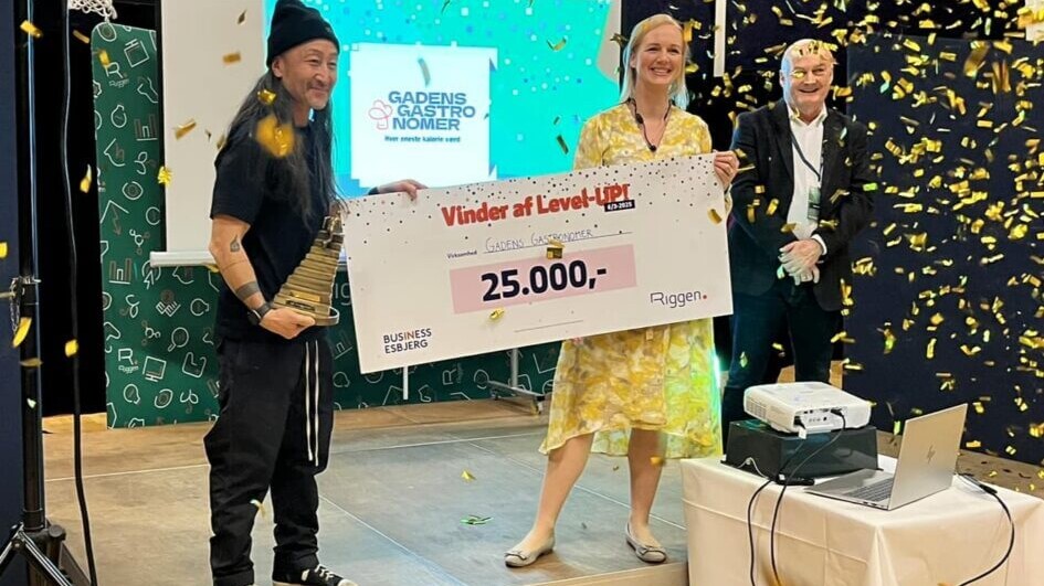 Gadegastronom og prismodtager Jan Choe Nielsen, leder af Riggen, Josefine Holmberg Baslund og direktør for Business Esbjerg, Karsten Rieder. Foto: Riggen.
