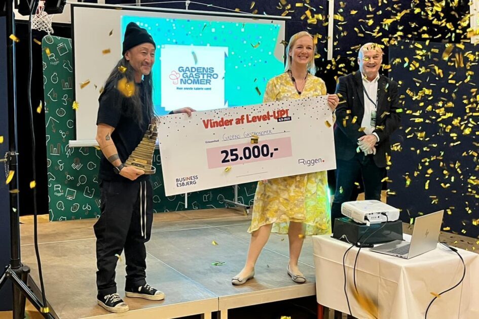 Gadegastronom og prismodtager Jan Choe Nielsen, leder af Riggen, Josefine Holmberg Baslund og direktør for Business Esbjerg, Karsten Rieder. Foto: Riggen.